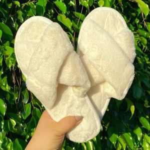 WHITE FAUX FUR CRISS CROSS SLIDE SLIPPERS